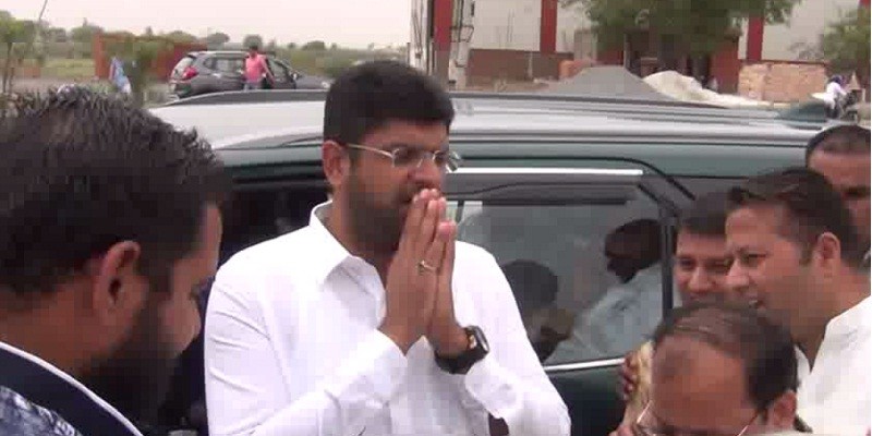 भाजपा केवल डाक्टर भीमराव अंबेडकर को लेकर बातें करती है, लेकिन एक दलित नेता की बात को दबाती है- दुष्यंत चौटाला