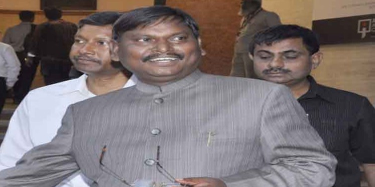 कांग्रेस के बाद बीजेपी ने भी आदिवासियों को रिझाने के लिए उछाला पत्थलगड़ी का मुद्दा