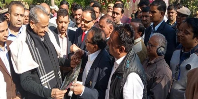 राजस्थान सरकार ने पेट्रोल और डीजल पर बढ़ाया 4% टैक्स, सीएम गहलोत बोले- पिछली सरकार की गलती सुधार रहे!