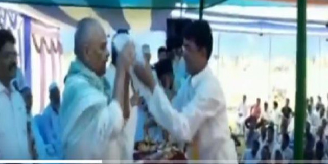 नीतीश के मंत्री ने सार्वजनिक मंच पर मुस्लिम टोपी पहनने से किया मना, विपक्ष ने साधा निशाना