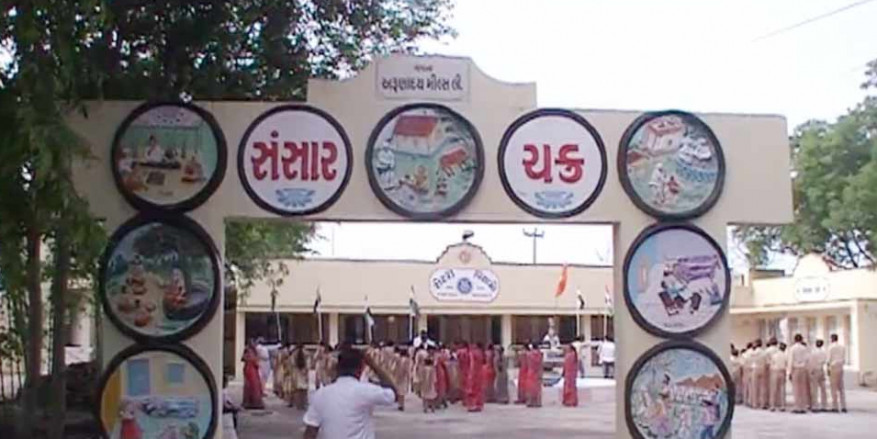 मोरबी में स्कूली बच्चों ने श्मशान की जमीन पर फहराया तिरंगा, CM रुपाणी ने छोटाउदेपुर में किया ध्वजवंदन