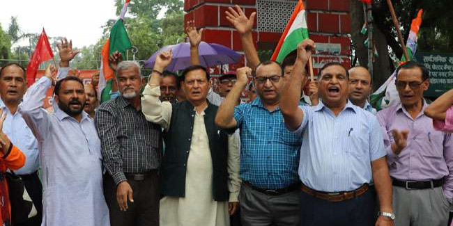 ट्रेड यूनियन ने किया प्रदेश सरकार के खिलाफ प्रदर्शन, पढ़िए पूरी खबर