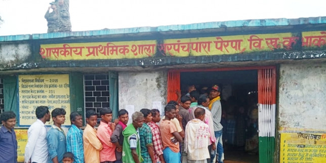 दंतेवाड़ा उपचुनाव में 60 प्रतिशत से अधिक मतदान, पांच जगह खराब हुई EVM