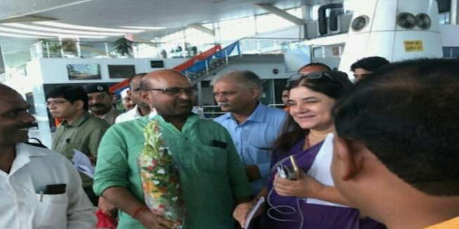 मुख्यमंत्री से मिलने के बाद सुल्तानपुर पहुंची सांसद मेनका गांधी, फूलों से हुआ भव्य स्वागत