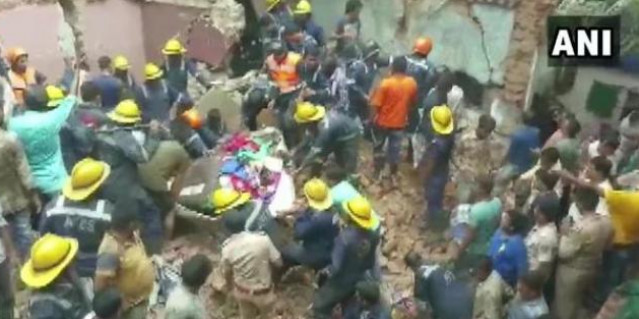 100 years old building collapses in Ahmedabad