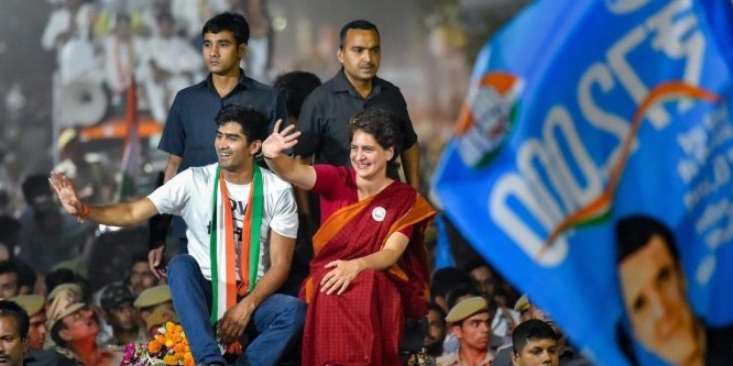 प्रियंका के रोड शो में लगे 'चौकीदार चोर है' के नारे, बॉक्सर विजेंद्र सिंह बोले- इस बार तो कांग्रेस ही जीतेगी