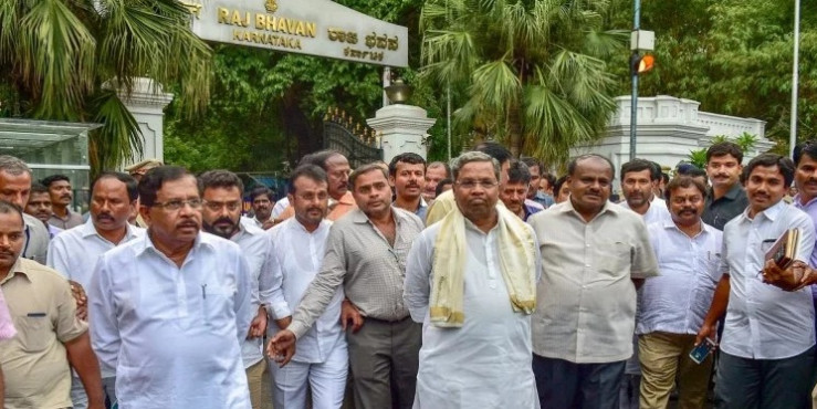 कर्नाटक : राज्यपाल से मिले कुमार स्वामी, कांग्रेस-जेडीएस ने किया सरकार बनाने का दावा
