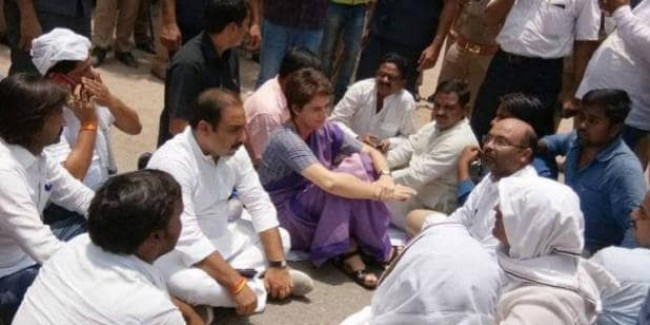 फिर धरने पर बैठीं प्रियंका गांधी, बोलीं- पीड़ितों से मिले बिना नहीं जाऊंगी