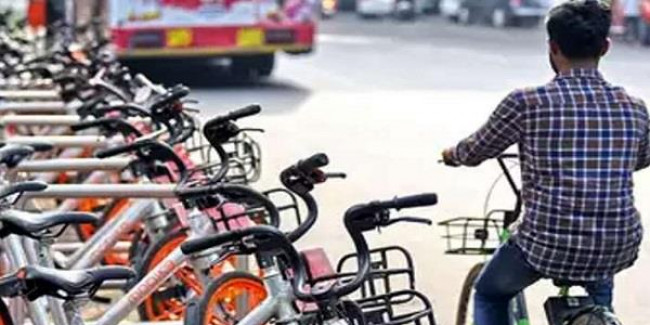 CMO ने दिया साइकिल से आने का आदेश, 41 पहुंचे बाइक से तो लगा जुर्माना