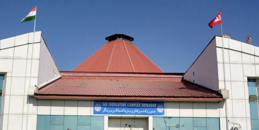 पूर्व विधायक ने बुनियादी सुविधाओं के लिए सरकार के खिलाफ किया विरोध प्रदर्शन