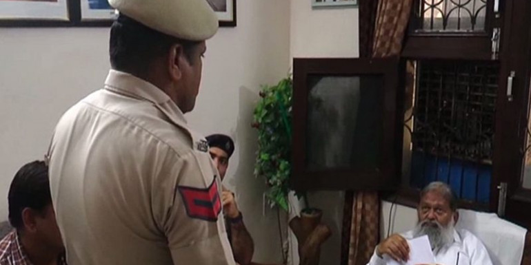 पुलिसकर्मी ने अनिल विज के सामने जोड़े हाथ, लगाई ये फरियाद