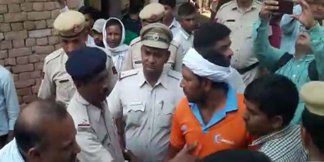 बूथ पर पहुंचे कांग्रेस प्रत्याशी भड़ाना के बयान पर भड़के गांववाले, मोदी जिंदाबाद के लगाए नारे
