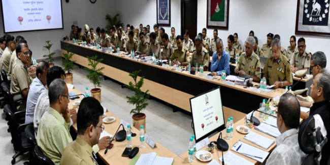 सीएम अशोक गहलोत ने पुलिस अधिकारियों के साथ की कानून व्यवस्था की समीक्षा