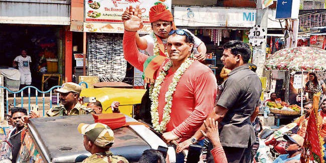 द ग्रेट खली ने किया भाजपा का प्रचार, ममता की पार्टी टीएमसी पहुंची चुनाव आयोग
