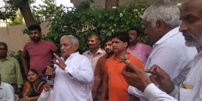 टिकट कटने से नाराज रेवाड़ी के विधायक छोड़ सकते हैं BJP, कार्यकर्ताओं की बैठक में दिया संकेत