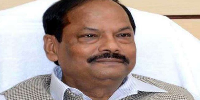 CM रघुवर दास पहुंचे दिल्ली, नीति आयोग की बैठक में उठाएंगे झारखंड के मसले