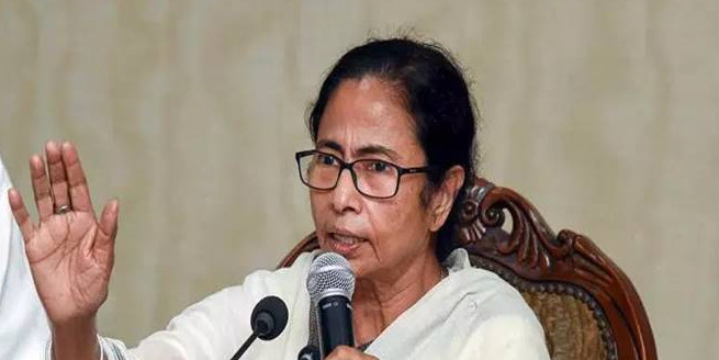 दुर्गा पूजा समितियों को आयकर विभाग का नोटिस, केंद्र सरकार पर भड़कीं ममता बनर्जी