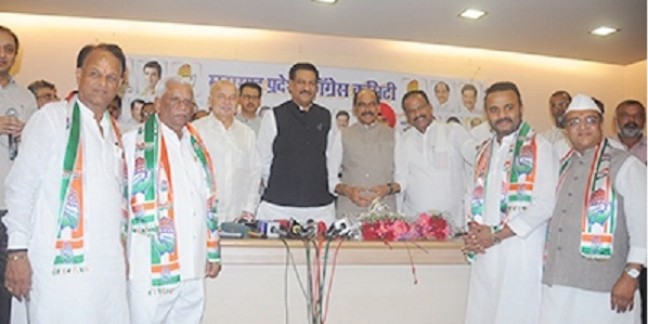 Congress MLA Jaykumar Gore meets Girish Mahajan amid speculation of joining BJP