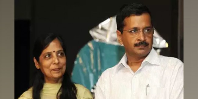 CM अरविंद केजरीवाल की पत्नी सुनीता केजरीवाल के वोटर कार्ड मामले में सुनवाई टली