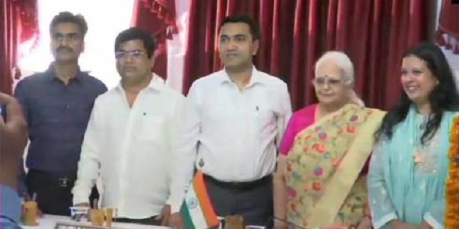 गोवा सरकार की कैबिनेट का विस्तार, कांग्रेस के 3 बागी विधायकों सहित 4 लोगों ने ली मंत्री पद की शपथ