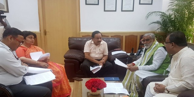 चमकी बुखार से 100 बच्चों की मौत, स्वास्थ्य मंत्री हर्षवर्धन और मंगल पांडेय पर मुकदमा