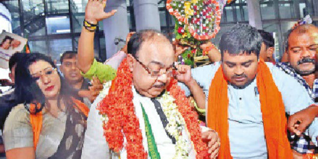 शोभन चटर्जी व बैशाखी बनर्जी लौटे कोलकाता, एयरपोर्ट पर भव्य स्वागत