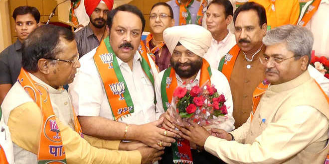 BJP expels ‘tainted’ ex-officer