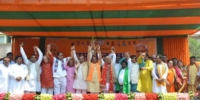 धनबाद में बोले मुख्यमंत्री रघुवर दास : बोरो व रिजेक्टेड प्लेयर के भरोसे कांग्रेस