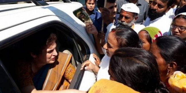अमेठी में राम अवतार के परिजनों से मिलीं प्रियंका, पुलिस हिरासत में हुई थी मौत