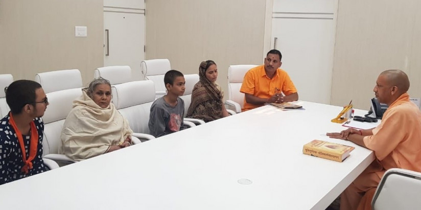 लखनऊ में CM योगी से मिला कमलेश तिवारी का परिवार, कातिलों के लिए फांसी की मांग