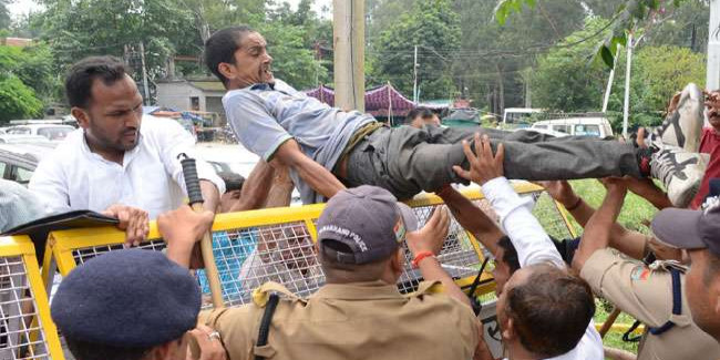सरकार के अध्यादेश के खिलाफ आंदोलकारियों ने शहर में निकाली डौंर-थकुली रैली