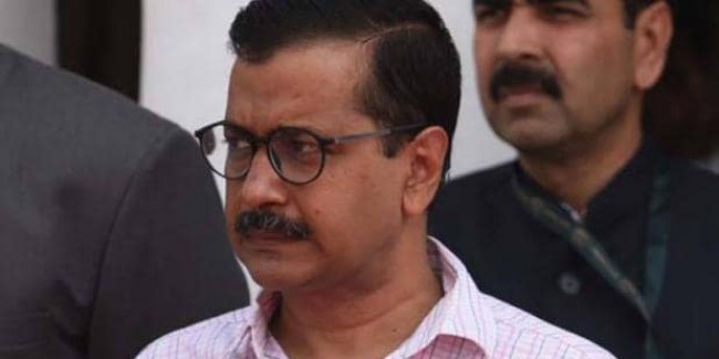 दिल्ली में फ्री सफर पर अरविंद केजरीवाल का विरोध, महिला ने पकड़ी शर्ट