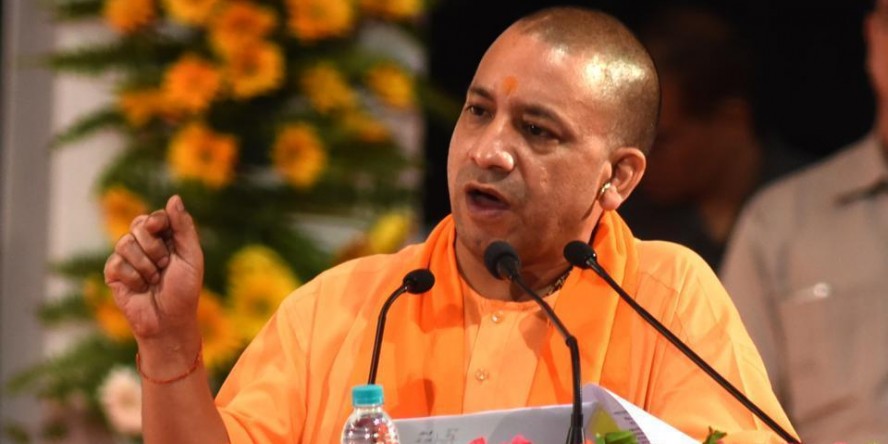 योगी ने लेखपालों को बांटा लैपटॉप, कहा- तकनीक मदद से संगठित अपराध पर लग सकती है लगाम