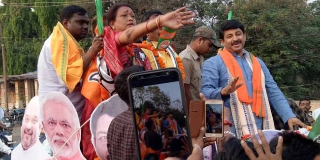 ब्रजराजनगर में मनोज तिवारी ने किया रोड शो