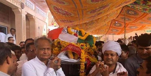 कांग्रेस के पुराने साथी पूर्व विधायक भंवर बलाई की अंतिम यात्रा में पहुचे मुख्यमंत्री