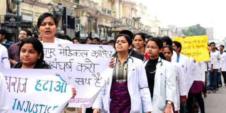 विधायक के दुर्व्यवहार से नाराज डॉक्टर व कर्मी गये हड़ताल पर