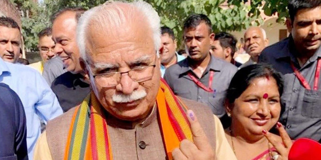 पहले ट्रेन, फिर साइकिल, अनोखे अंदाज में वोटिंग करने गए खट्टर
