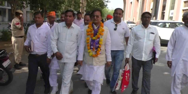 नामांकन दाखिल करवाने पहुंचे थे ये नेता, लेकिन घर ही भूल आए नामांकन फाइल
