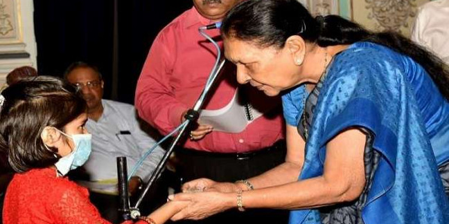 राज्यपाल आनंदीबेन ने गोद ली टीबी से ग्रसित बच्ची, कहा- उपकार नहीं, यह जागृत समाज का फर्ज
