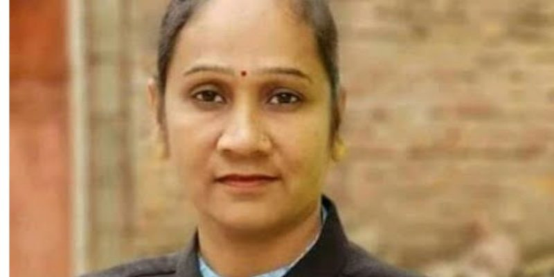 हत्या मामले में फरार जिस आरोपी को ढूंढ रही है पुलिस, वो विधायक पत्नी के साथ घूम रहा विधानसभा