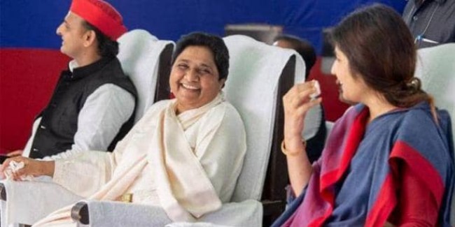 सपा-बसपा गठबंधन टूट की कगार पर, मायावती बोलीं- पत्नी को भी नहीं जिता पाए अखिलेश