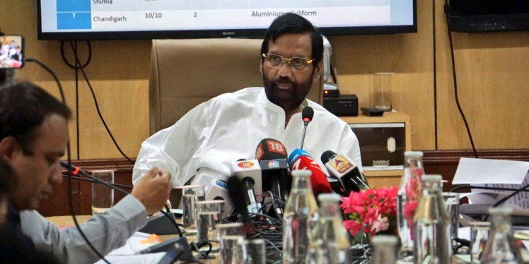 खराब पानी की रिपोर्ट को केजरीवाल ने गलत बताया, पासवान बोले- अधिकारी भेजकर साथ जांच करा लें