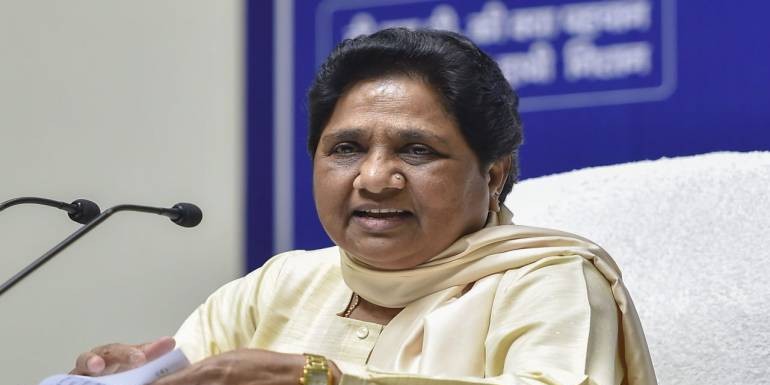 मायावती को बैठक से खबर लीक होने का डर, नेताओं से उतरवाए जूते-चप्पल और ताबीज़