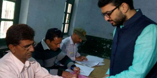 हिमाचल उपचुनाव: पोलिंग बूथ पर लगी लाइनें, भाजपा प्रत्याशी ने किया मतदान