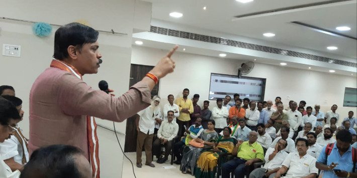 बीजेपी ने राहुल गांधी से पूछा सवाल, बार-बार क्यों जाते हैं विदेश?
