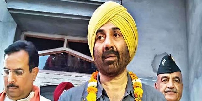 अब Sunny Deol के नाम पर दुविधा, भाजपा EVM पर नामांकन वाला नाम चाहती है बदलवाना