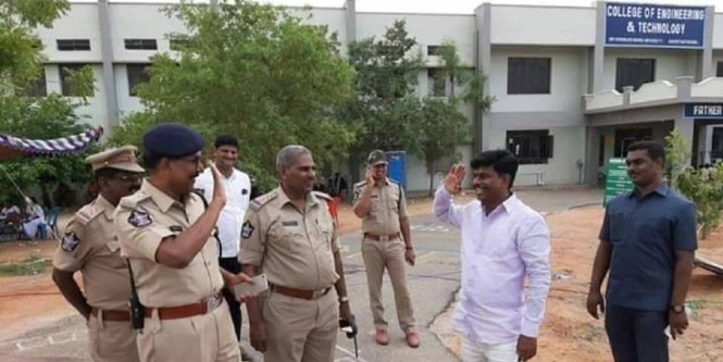 इंस्पेक्टर बन गया सांसद तो भी DSP को किया सैल्यूट, फोटो Viral