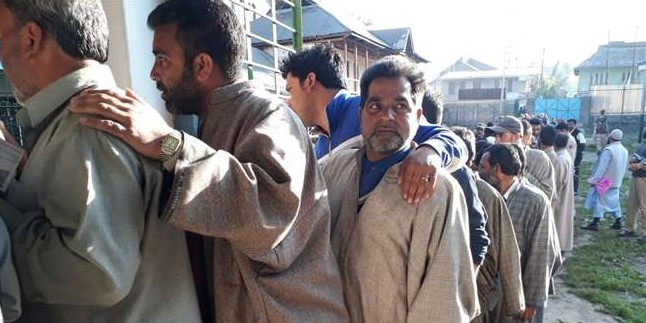 रहमू के बाद अब चाटापोरा और टिकनपोरा मतदान केंद्रों पर भी ग्रेनेड हमला