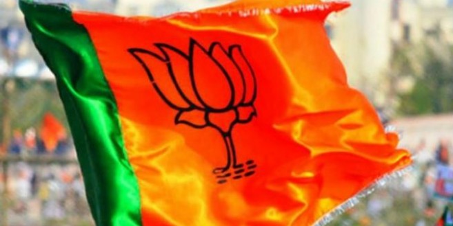 गुजरात में बैंक के चेकों पर लिखे बीजेपी के नारे पर विवाद, चुनाव आयोग पहुंचा मामला