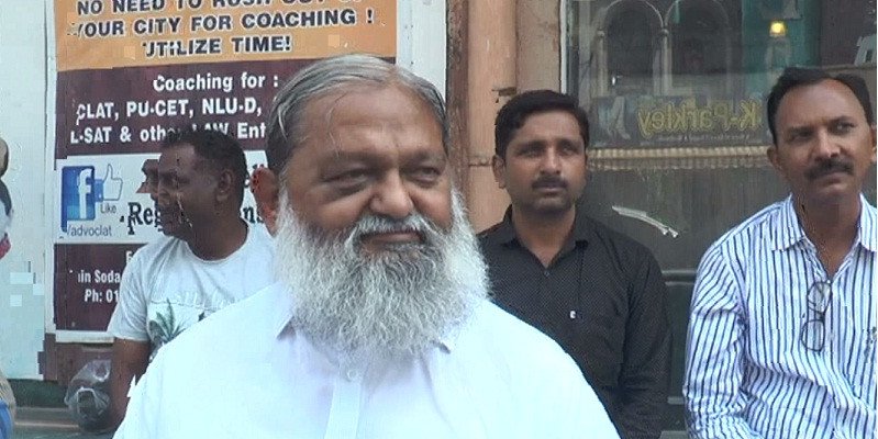 प्रियंका गांधी हाथ में रखती हैं पेट्रोल का कनस्तर, ताकि कहीं बवाल हो और वहां आग लगा सकें- अनिल विज